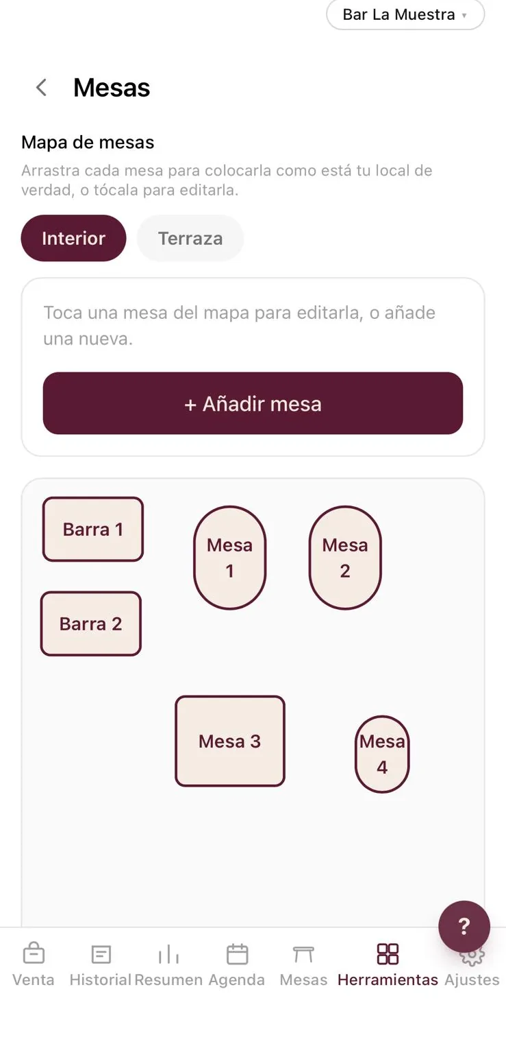 El mapa de mesas de TuFactu en un móvil, con dos barras y cuatro mesas colocadas, y pestañas de interior y terraza.